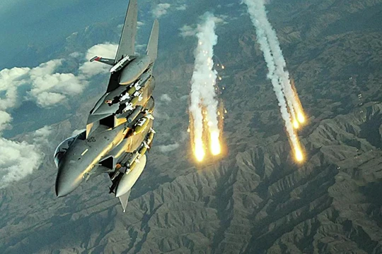 Một chiếc F-15 Strike Eagle trong một cuộc huấn luyện ở Afghanistan (Ảnh: AP)