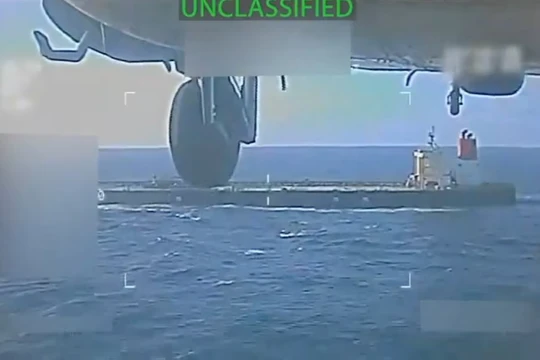 Hình ảnh tĩnh từ video cho thấy trực thăng quân sự của Mỹ bay gần một tàu chở dầu trong cuộc đột kích ngoài khơi bờ biển Venezuela, ngày 10/12. Ảnh: Reuters.