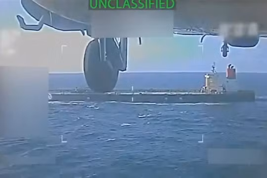 Hình ảnh tĩnh từ video cho thấy trực thăng quân sự của Mỹ bay gần một tàu chở dầu trong cuộc đột kích ngoài khơi bờ biển Venezuela, ngày 10/12. Ảnh: Reuters.