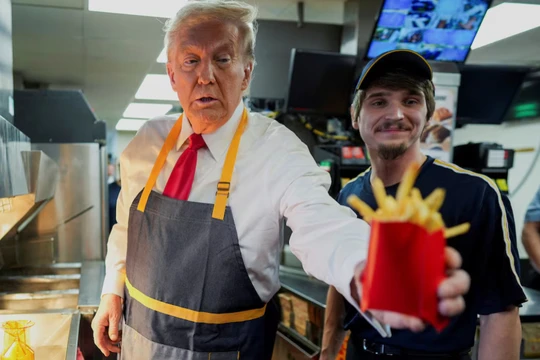 Ông Donald Trump phục vụ khoai tây chiên trong một nhà hàng đồ ăn nhanh ở Pennsylvania (Ảnh: Reuters)