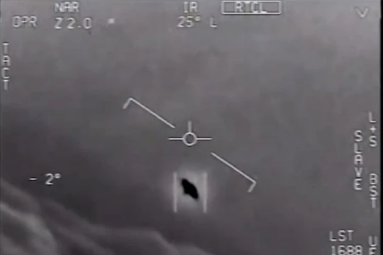 Hình ảnh trong một đoạn video về UFO được Lầu Năm Góc công bố (Ảnh: Business Insider)