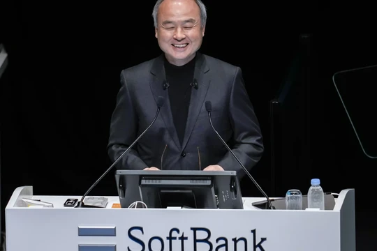 Masayoshi Son, chủ tịch kiêm giám đốc điều hành của SoftBank Group Corp., phát biểu trong cuộc họp đại hội đồng thường niên của công ty tại Tokyo, Nhật Bản, ngày 27/6. Ảnh: Bloomberg.