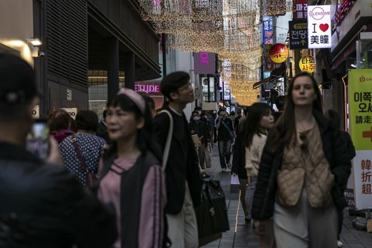 Người đi bộ ở khu mua sắm Myeongdong ở Seoul, Hàn Quốc. Xuất khẩu của nước này trong tháng 7 giảm với tốc độ nhanh nhất trong hơn 3 năm (Ảnh: FT)