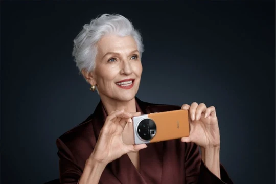 Bà Maye Musk trong bức ảnh chụp cùng mẫu smartphone Find X6 Pro của Oppo (Ảnh: Luxury Launch)