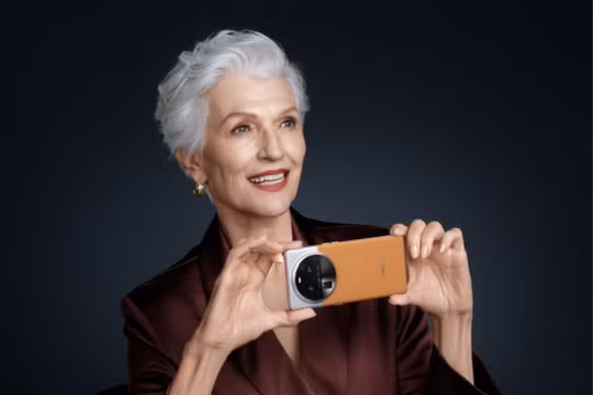 Bà Maye Musk trong bức ảnh chụp cùng mẫu smartphone Find X6 Pro của Oppo (Ảnh: Luxury Launch)