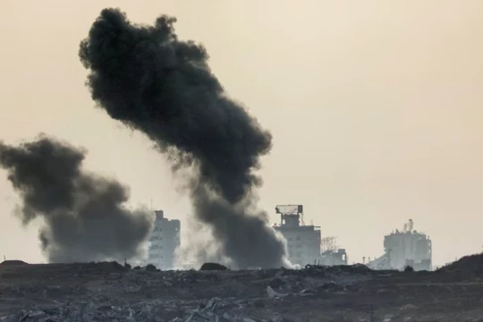 Bức ảnh được chụp từ một vị trí tại biên giới Israel với Gaza cho thấy cột khói bốc lên sau một cuộc không kích của Israel vào vùng lãnh thổ Palestine vào ngày 1/7. Ảnh: AFP.