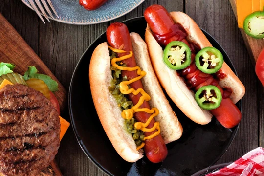 Mỗi cây xúc xích tiêu chuẩn, chứa khoảng 62 gram thịt, có thể khiến tuổi thọ giảm 36 phút (Ảnh: Mashed)