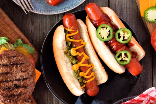 Mỗi cây xúc xích tiêu chuẩn, chứa khoảng 62 gram thịt, có thể khiến tuổi thọ giảm 36 phút (Ảnh: Mashed)