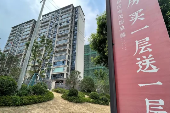 Biển quảng cáo bán nhà "Mua một tặng một" ở thành phố Đồng Lăng, An Huy, Trung Quốc (Ảnh: Nikkei)