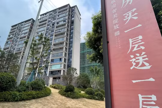 Biển quảng cáo bán nhà "Mua một tặng một" ở thành phố Đồng Lăng, An Huy, Trung Quốc (Ảnh: Nikkei)