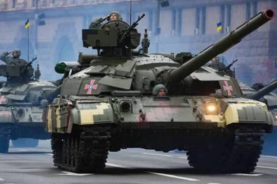Mẫu xe tăng T-64 đã lỗi thời nhưng vẫn được quân đội Ukraine sử dụng làm tăng chủ lực (Ảnh: Military Watch)