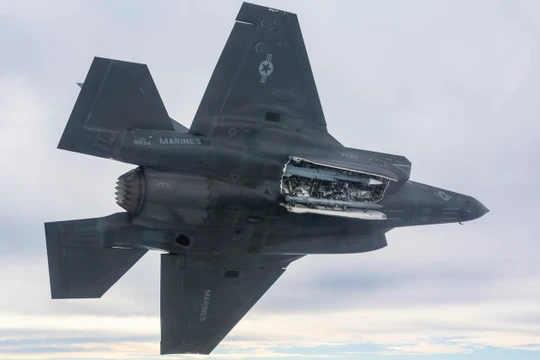Chuyến bay đầu tiên của F-35B với tên lửa không đối không Meteor. Ảnh: MW.