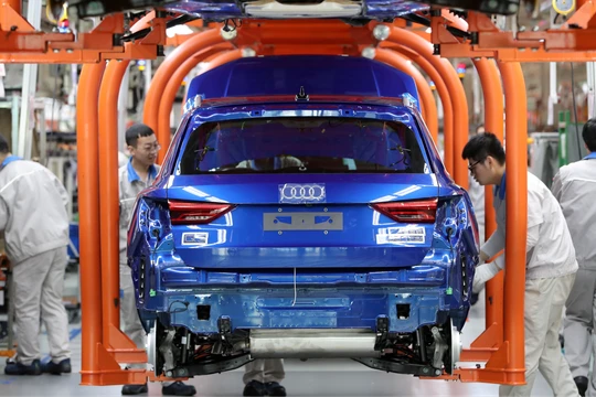 Công nhân trên dây chuyền lắp ráp Audi Q3 tại nhà máy FAW-Volkswagen ở Thiên Tân, Trung Quốc (Ảnh: Reuters)