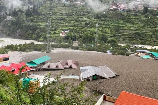 Các tòa nhà dân cư bị ngập một phần trong bùn sau khi một trận mưa lớn gây ra lũ lụt ở bang Uttarakhand của Ấn Độ.