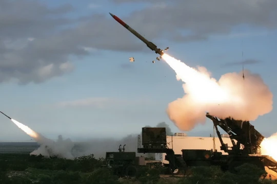 Tên lửa được phóng đi từ hệ thống MIM-104 Patriot. Ảnh: MW.