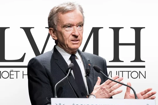 Cùng với sự lớn mạnh của LVMH, Bernard Arnault trở thành người chiếm vị trí số 1 trong bảng xếp hạng những người giàu nhất thế giới (Ảnh: Newsweek)