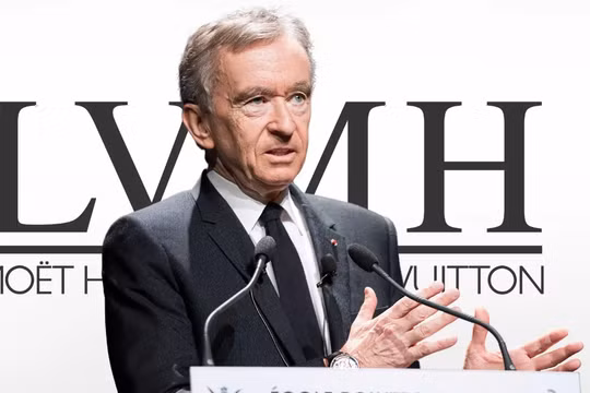 Cùng với sự lớn mạnh của LVMH, Bernard Arnault trở thành người chiếm vị trí số 1 trong bảng xếp hạng những người giàu nhất thế giới (Ảnh: Newsweek)