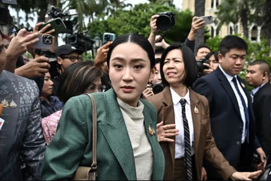 Thủ tướng Thái Lan Paetongtarn Shinawatra đi qua Tòa nhà Chính phủ sau cuộc họp nội các tại Bangkok vào ngày 1/7. Ảnh: AFP.