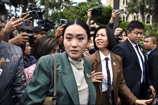 Thủ tướng Thái Lan Paetongtarn Shinawatra đi qua Tòa nhà Chính phủ sau cuộc họp nội các tại Bangkok vào ngày 1/7. Ảnh: AFP.