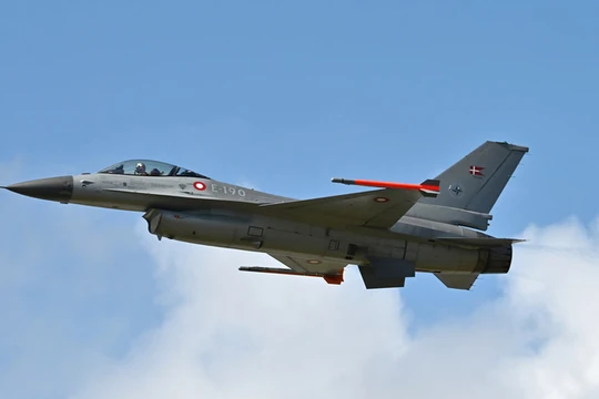 Một chiếc F-16 của Không quân Hoàng gia Đan Mạch biểu diễn trong Triển lãm hàng không quốc tế Farnborough 2024, ngày 22/7/2024. Ảnh: Getty.