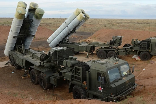 Bệ phóng tên lửa đất đối không thuộc hệ thống S-400. Ảnh: MW.