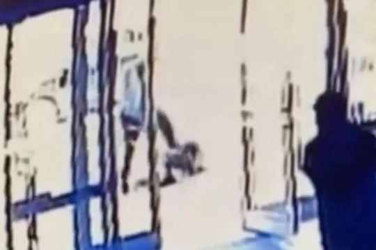 Hình ảnh vụ tấn công cắt từ clip (Ảnh: Handout)