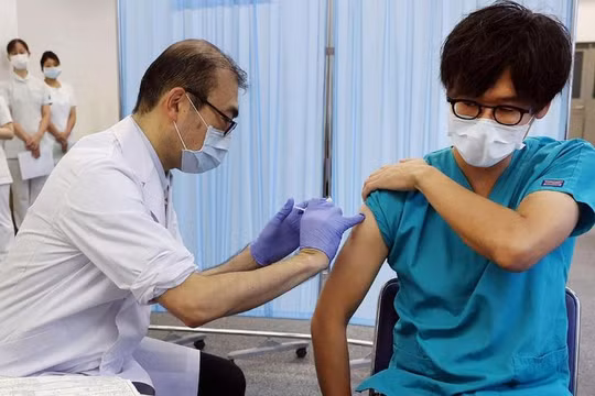 Nhật Bản đang đẩy mạnh tiêm mũi vaccine tăng cường (Ảnh: AFP).