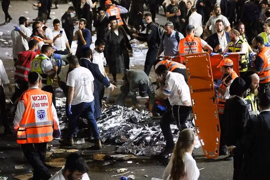 Nhiều thi thể nằm dưới đất sau thảm kịch giẫm đạp ở Israel (Ảnh: Times of Israel)