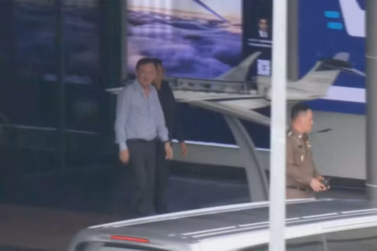 Cựu Thủ tướng Thaksin Shinawatra đi về phía xe của mình tại nhà ga máy bay riêng của sân bay Don Mueang, Bangkok, vào chiều 9/9. Ảnh: Bangkok Post.