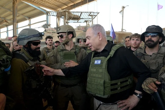 Thủ tướng Israel Benjamin Netanyahu tại Rafah, phía nam Dải Gaza, trong chuyến thăm quân đội vào ngày 1/7 (Ảnh: AFP)