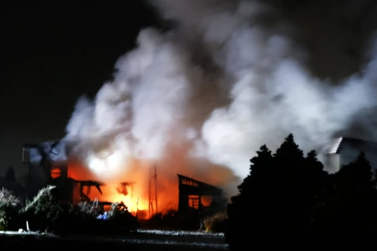 Một đám cháy bùng phát sau trận động đất lớn ở thành phố Aomori, Nhật Bản trong hôm 9/12. Ảnh: AFP.