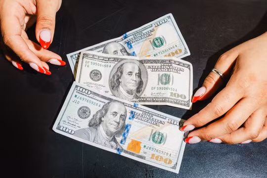 Tờ 100 USD phổ biến nhất nhưng cũng khó tiêu nhất nước Mỹ (Ảnh: WSJ)