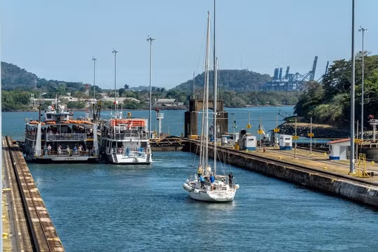 Tàu thuyền đi qua Miraflores Locks ở Kênh đào Panama. Ảnh: Getty.