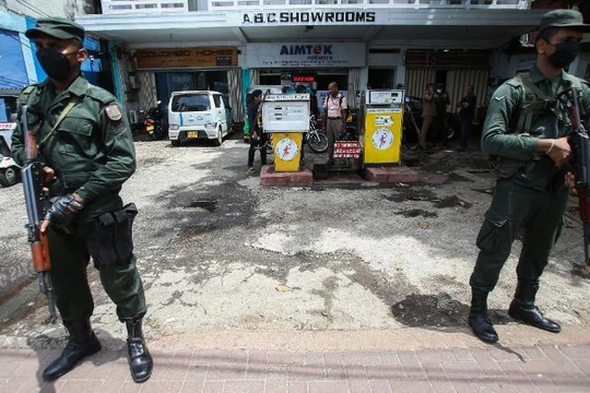 Binh sĩ canh gác tại một trạm xăng cạn kiệt ở thủ đô Colombo, Sri Lanka ngày 15/6 (Ảnh: CNN)