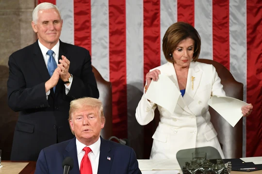 Hình ảnh Chủ tịch Hạ viện Nancy Pelosi xé toạc bản sao Thông điệp liên bang cho thấy thất bại cùng sự phẫn nộ của đảng Dân chủ (Ảnh: DailyBeast)