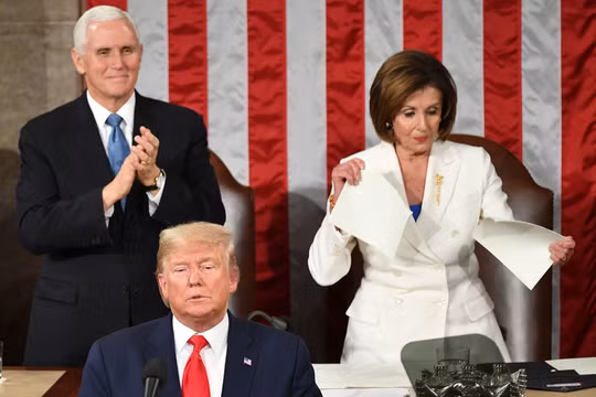 Hình ảnh Chủ tịch Hạ viện Nancy Pelosi xé toạc bản sao Thông điệp liên bang cho thấy thất bại cùng sự phẫn nộ của đảng Dân chủ (Ảnh: DailyBeast)