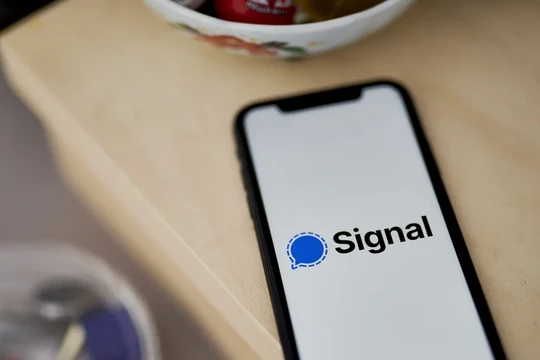 Quan ngại về lộ thông tin một lần nữa trỗi dậy, lần này là với ứng dụng Signal. Ảnh: Getty.