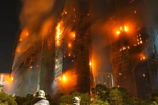 Các đám cháy đã bùng phát trong nhiều giờ tại một số tòa nhà ở Wang Fuk Court. Ảnh: SCMP.