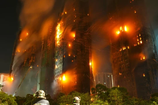 Các đám cháy đã bùng phát trong nhiều giờ tại một số tòa nhà ở Wang Fuk Court. Ảnh: SCMP.