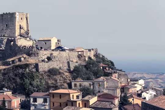 Quang cảnh lâu đài Conti D'Aquino và những ngôi nhà ở Belcastro, Catanzaro, Italy. Ảnh: CNN.