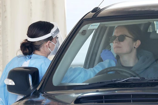 Một trung tâm xét nghiệm COVID lưu động ở Brisbane, Australia (Ảnh: News.com.au)