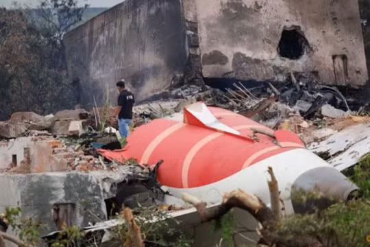 Một nhân viên cứu hỏa đứng cạnh chiếc máy bay Boeing 787-8 Dreamliner của Air India bị rơi tại Ahmedabad, Ấn Độ vào ngày 13/6. Ảnh: Reuters.
