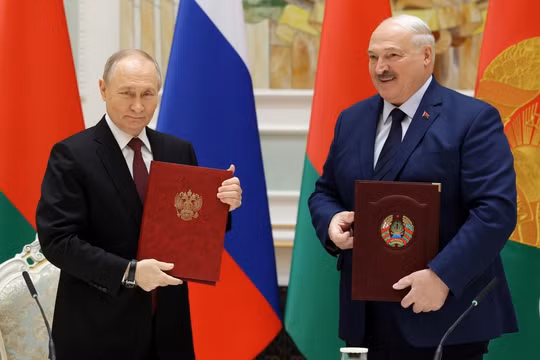 Tổng thống Nga Vladimir Putin và Tổng thống Belarus Alexander Lukashenko tham dự lễ ký kết thỏa thuận hôm 6/12. Ảnh: Sputnik.