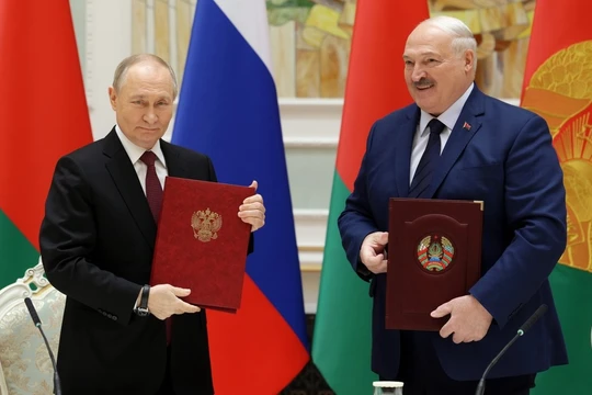 Tổng thống Nga Vladimir Putin và Tổng thống Belarus Alexander Lukashenko tham dự lễ ký kết thỏa thuận hôm 6/12. Ảnh: Sputnik.