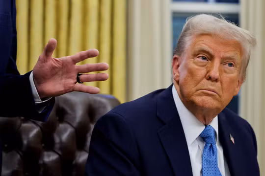 Tổng thống Mỹ Donald Trump hoãn áp thuế với hai nước láng giềng Canada và Mexico. Ảnh: Reuters.