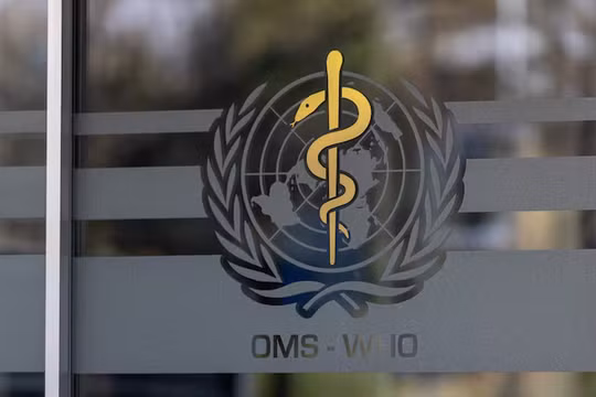 Logo của Tổ chức Y tế Thế (WHO) giới được nhìn thấy tại trụ sở của tổ chức ở Geneva, Thụy Sĩ, ngày 28/1. Ảnh: Reuters.
