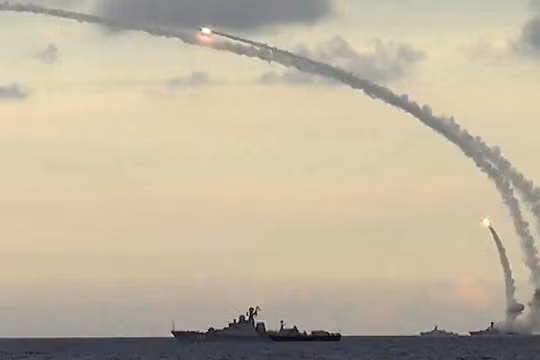 Hải quân Nga phóng tên lửa Kalibr (Ảnh: Military Watch)