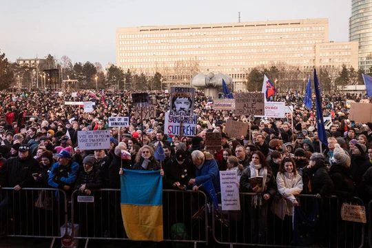 Một người phụ nữ cầm cờ quốc gia Ukraine được nhìn thấy giữa những người biểu tình ở Bratislava, Slovakia, vào ngày 24/1. Ảnh: Getty.