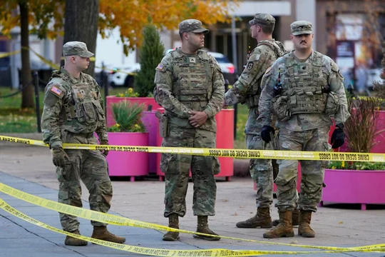 Các thành viên của Lực lượng Vệ binh Quốc gia đứng trong khu vực được phong tỏa sau khi 2 thành viên bị bắn gần Nhà Trắng ở Washington, D.C., Mỹ ngày 26/11. Ảnh: Reuters.