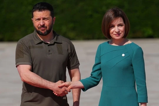 Tổng thống Moldova Maia Sandu (phải) và Tổng thống Ukraine Volodymyr Zelensky tại Chisinau, Moldova, ngày 1/6/2023. Ảnh: Getty.